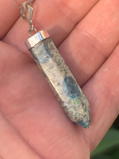 Jaspe K2* (Granit avec Azurite), pièce en Argent 0925 rhodié, de 58 millimètres de hauteur x 10 millimètres de largeur x 10 d'épaisseur. Vendu avec un cordon réglable de couleur noire !