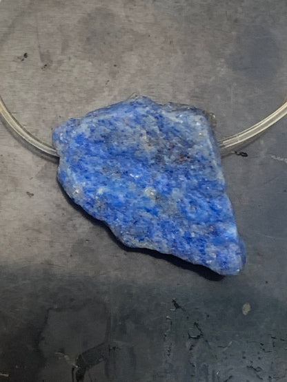 Lapis lazuli, finition brute, pierre percée en latéral, qualité AA à AAA, 30mm x 18 de diamètre environ, parfait pour faire uen composition ou en pendentif !