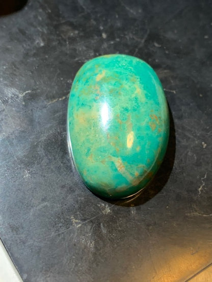 Turquoise, cabochon de forme asymétrique de 36 mm x 24 x 11 - 12,8 gr. - Parfait en bijouterie, collection, exposition...