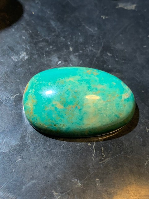 Turquoise, cabochon de forme asymétrique de 36 mm x 24 x 11 - 12,8 gr. - Parfait en bijouterie, collection, exposition...