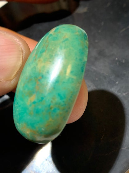Turquoise, cabochon de forme asymétrique de 36 mm x 24 x 11 - 12,8 gr. - Parfait en bijouterie, collection, exposition...