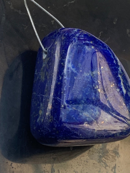 Lapis lazuli, pierre de finition polie et percée en latéral, qualité AA à AAA, 32mm x 30 x 25, parfait pour faire une composition de collier ou en pendentif !