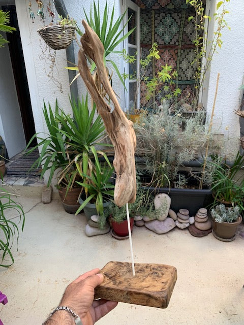 Sculpture en bois flotté de Loire - Bec d'oiseau - 53 cm de hauteur × 19 × 17 / ± 0,5 kg - Création Zen Curiosity