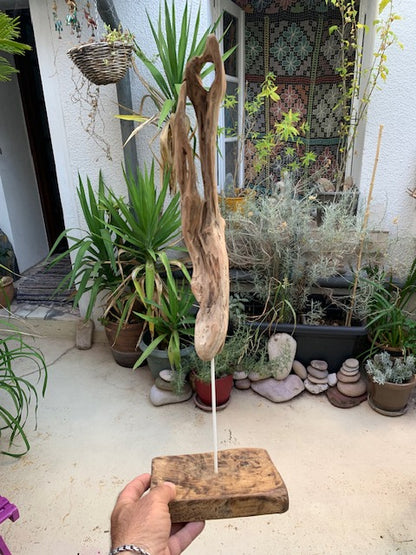 Sculpture en bois flotté de Loire - Bec d'oiseau - 53 cm de hauteur × 19 × 17 / ± 0,5 kg - Création Zen Curiosity