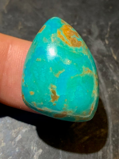 Turquoise, cabochon de forme asymétrique de 31 mm x 20 x 10 - 7,8 gr. - Parfait en bijouterie, collection, exposition...