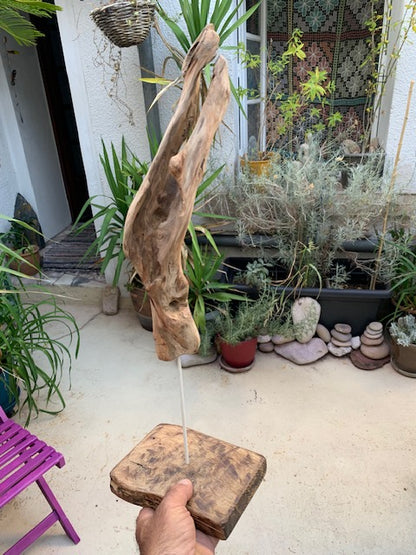 Sculpture en bois flotté de Loire - Bec d'oiseau - 53 cm de hauteur × 19 × 17 / ± 0,5 kg - Création Zen Curiosity