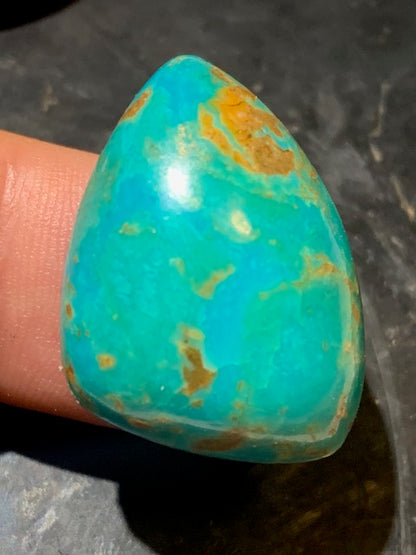 Turquoise, cabochon de forme asymétrique de 31 mm x 20 x 10 - 7,8 gr. - Parfait en bijouterie, collection, exposition...