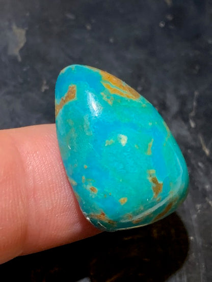 Turquoise, cabochon de forme asymétrique de 31 mm x 20 x 10 - 7,8 gr. - Parfait en bijouterie, collection, exposition...