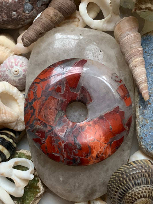 Jaspe breschia ou brechique, pendentif de type 'Donuts', de 30x30x5 millimètres, vendu avec cordon coulissant (réglable), en cuir noir de 40 à 70 centimètres !