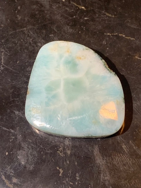 Larimar – Cabochon asymétrique de 31 × 27 × 7 mm - 9,7 gr. - Nuances naturelles magnifiques, parfait pour bijoux raffinés, collectionneur passionné ou exposition