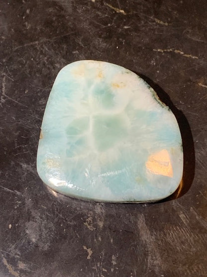 Larimar – Cabochon asymétrique de 31 × 27 × 7 mm - 9,7 gr. - Nuances naturelles magnifiques, parfait pour bijoux raffinés, collectionneur passionné ou exposition