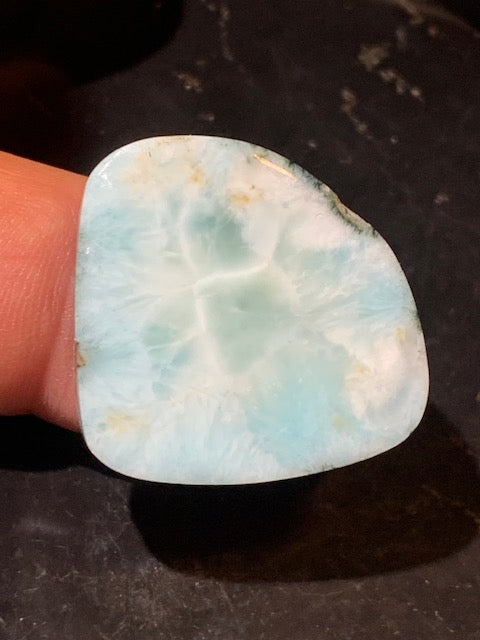 Larimar – Cabochon asymétrique de 31 × 27 × 7 mm - 9,7 gr. - Nuances naturelles magnifiques, parfait pour bijoux raffinés, collectionneur passionné ou exposition