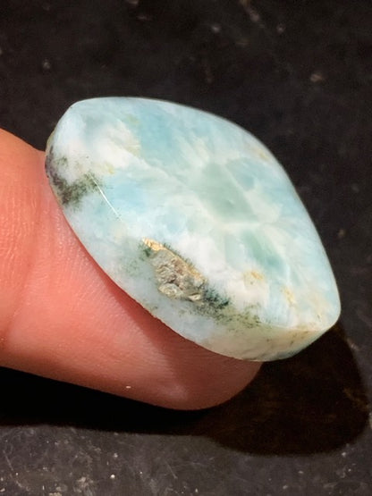 Larimar – Cabochon asymétrique de 31 × 27 × 7 mm - 9,7 gr. - Nuances naturelles magnifiques, parfait pour bijoux raffinés, collectionneur passionné ou exposition