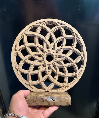 Sculpture en bois sur socle en chêne - 'Fleur de Vie' - 25 cm de diamètre / ± 0,3 kg - Création Zen Curiosity