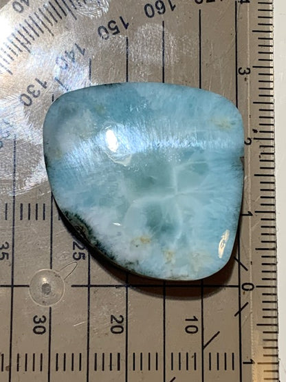 Larimar – Cabochon asymétrique de 31 × 27 × 7 mm - 9,7 gr. - Nuances naturelles magnifiques, parfait pour bijoux raffinés, collectionneur passionné ou exposition