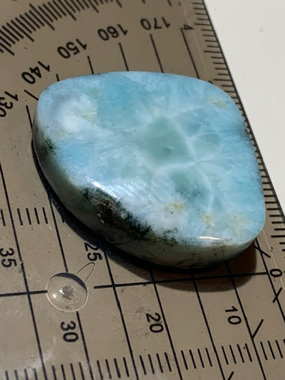 Larimar – Cabochon asymétrique de 31 × 27 × 7 mm - 9,7 gr. - Nuances naturelles magnifiques, parfait pour bijoux raffinés, collectionneur passionné ou exposition
