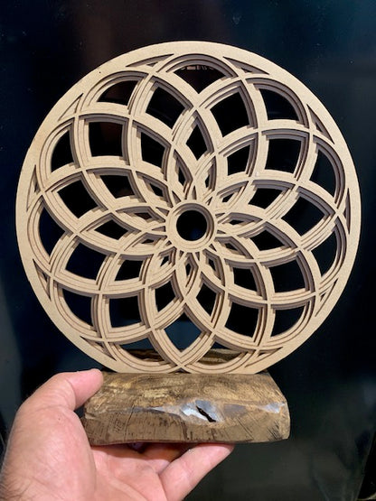 Sculpture en bois sur socle en chêne - 'Fleur de Vie' - 25 cm de diamètre / ± 0,3 kg - Création Zen Curiosity