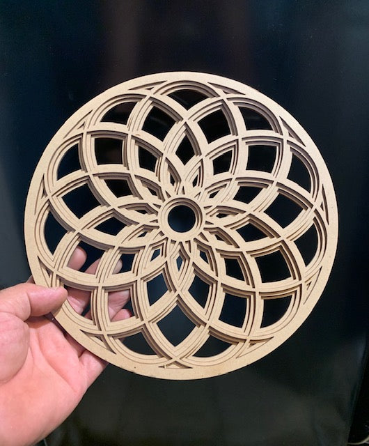 Sculpture en bois sur socle en chêne - 'Fleur de Vie' - 25 cm de diamètre / ± 0,3 kg - Création Zen Curiosity