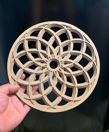 Sculpture en bois sur socle en chêne - 'Fleur de Vie' - 25 cm de diamètre / ± 0,3 kg - Création Zen Curiosity