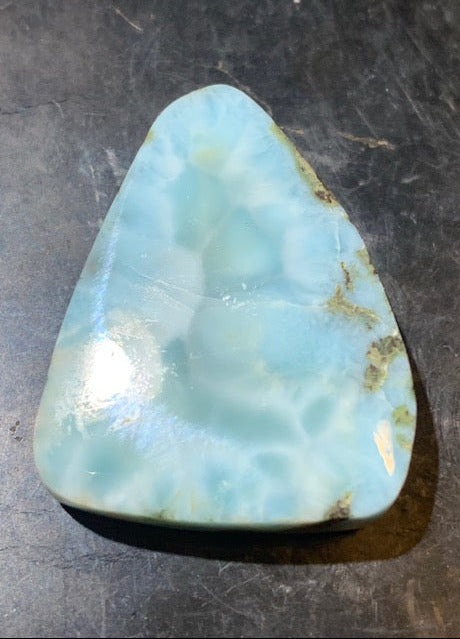 Larimar – Cabochon triangulaire de 32 × 25 × 7 mm - 10 gr. - Nuances naturelles magnifiques, parfait pour bijoux raffinés, collectionneur passionné ou exposition
