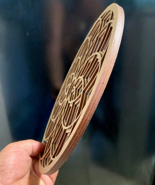 Sculpture en bois sur socle en chêne - 'Fleur de Vie' - 25 cm de diamètre / ± 0,3 kg - Création Zen Curiosity