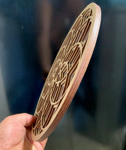 Sculpture en bois sur socle en chêne - 'Fleur de Vie' - 25 cm de diamètre / ± 0,3 kg - Création Zen Curiosity