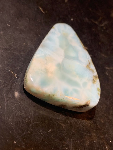 Larimar – Cabochon triangulaire de 32 × 25 × 7 mm - 10 gr. - Nuances naturelles magnifiques, parfait pour bijoux raffinés, collectionneur passionné ou exposition