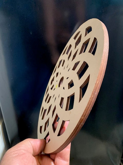 Sculpture en bois sur socle en chêne - 'Fleur de Vie' - 25 cm de diamètre / ± 0,3 kg - Création Zen Curiosity