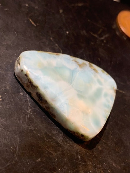 Larimar – Cabochon triangulaire de 32 × 25 × 7 mm - 10 gr. - Nuances naturelles magnifiques, parfait pour bijoux raffinés, collectionneur passionné ou exposition
