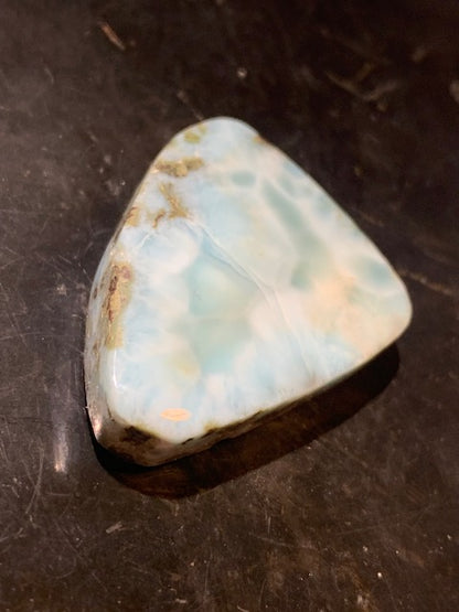 Larimar – Cabochon triangulaire de 32 × 25 × 7 mm - 10 gr. - Nuances naturelles magnifiques, parfait pour bijoux raffinés, collectionneur passionné ou exposition