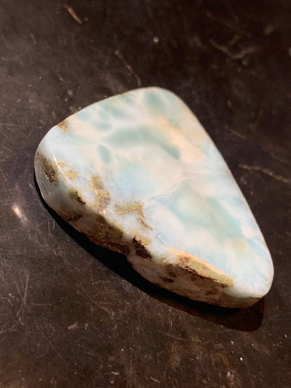 Larimar – Cabochon triangulaire de 32 × 25 × 7 mm - 10 gr. - Nuances naturelles magnifiques, parfait pour bijoux raffinés, collectionneur passionné ou exposition