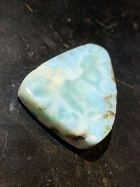 Larimar – Cabochon triangulaire de 32 × 25 × 7 mm - 10 gr. - Nuances naturelles magnifiques, parfait pour bijoux raffinés, collectionneur passionné ou exposition
