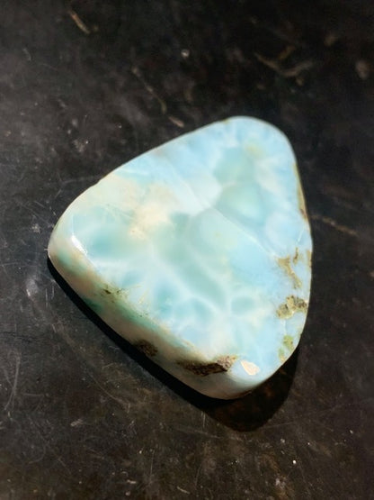 Larimar – Cabochon triangulaire de 32 × 25 × 7 mm - 10 gr. - Nuances naturelles magnifiques, parfait pour bijoux raffinés, collectionneur passionné ou exposition