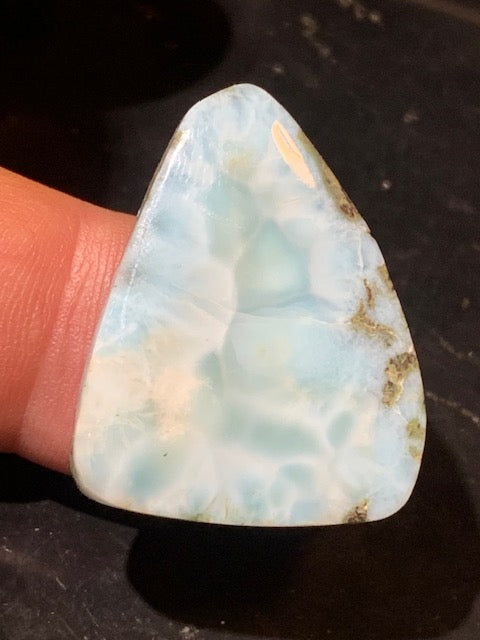 Larimar – Cabochon triangulaire de 32 × 25 × 7 mm - 10 gr. - Nuances naturelles magnifiques, parfait pour bijoux raffinés, collectionneur passionné ou exposition