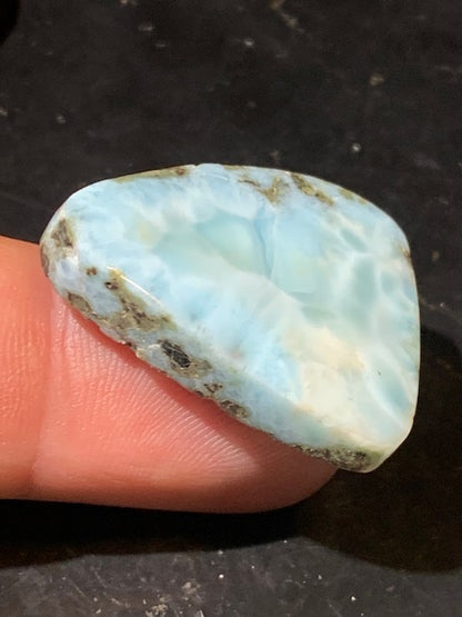 Larimar – Cabochon triangulaire de 32 × 25 × 7 mm - 10 gr. - Nuances naturelles magnifiques, parfait pour bijoux raffinés, collectionneur passionné ou exposition