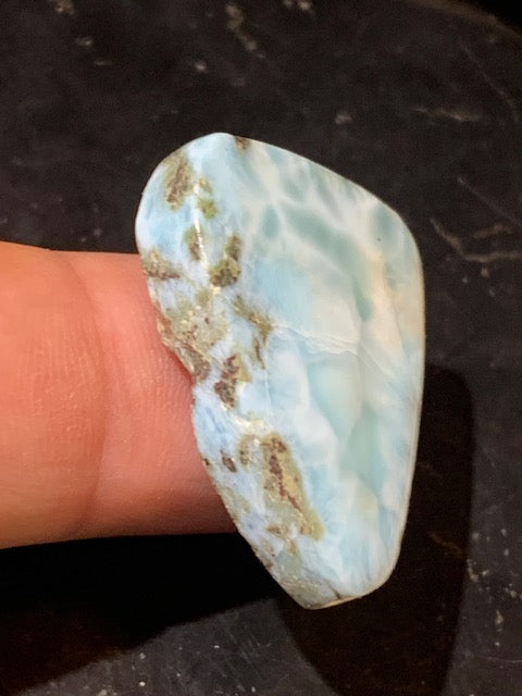 Larimar – Cabochon triangulaire de 32 × 25 × 7 mm - 10 gr. - Nuances naturelles magnifiques, parfait pour bijoux raffinés, collectionneur passionné ou exposition