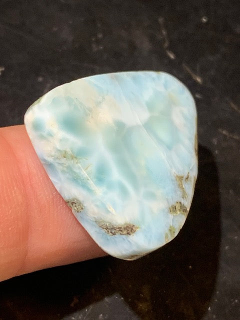 Larimar – Cabochon triangulaire de 32 × 25 × 7 mm - 10 gr. - Nuances naturelles magnifiques, parfait pour bijoux raffinés, collectionneur passionné ou exposition