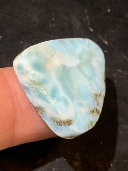 Larimar – Cabochon triangulaire de 32 × 25 × 7 mm - 10 gr. - Nuances naturelles magnifiques, parfait pour bijoux raffinés, collectionneur passionné ou exposition