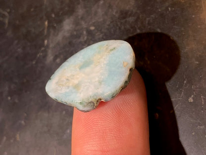 Larimar – Cabochon asymétrique de 24 × 19 × 5 mm - 4 gr. - Nuances naturelles magnifiques, parfait pour bijoux raffinés, collectionneur passionné ou exposition