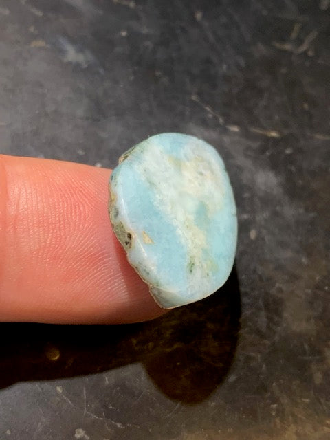 Larimar – Cabochon asymétrique de 24 × 19 × 5 mm - 4 gr. - Nuances naturelles magnifiques, parfait pour bijoux raffinés, collectionneur passionné ou exposition