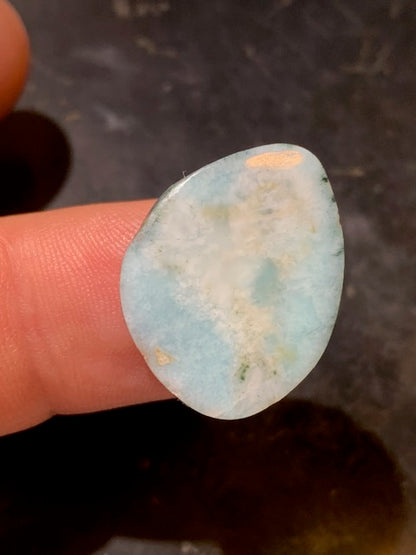 Larimar – Cabochon asymétrique de 24 × 19 × 5 mm - 4 gr. - Nuances naturelles magnifiques, parfait pour bijoux raffinés, collectionneur passionné ou exposition