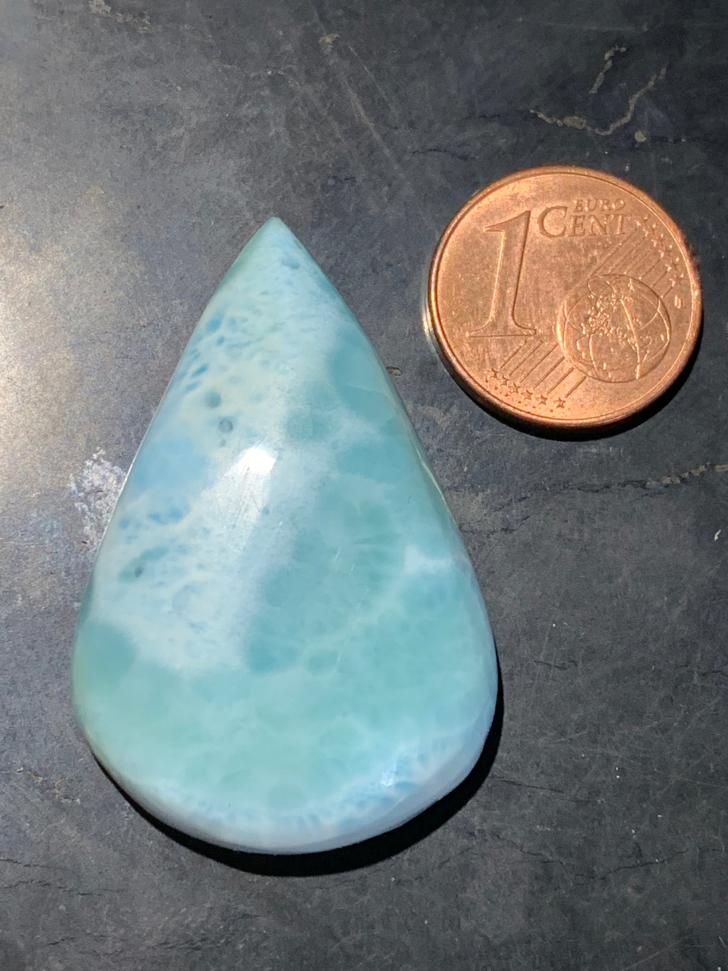 Larimar – Cabochon en forme de goutte de 36 × 24 × 9 mm - 11,2 gr. - Nuances naturelles magnifiques, parfait pour bijoux raffinés, collectionneur passionné ou exposition