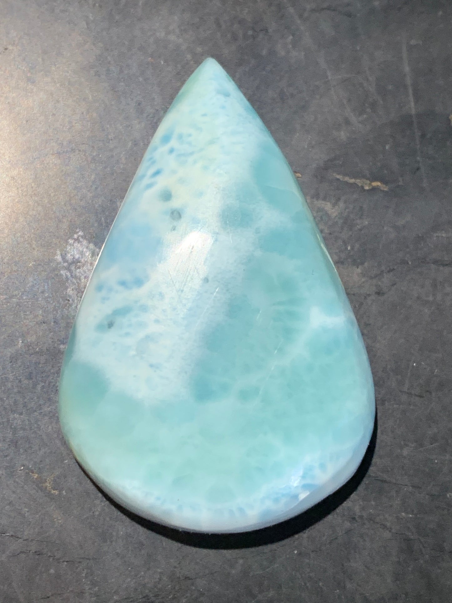 Larimar – Cabochon en forme de goutte de 36 × 24 × 9 mm - 11,2 gr. - Nuances naturelles magnifiques, parfait pour bijoux raffinés, collectionneur passionné ou exposition