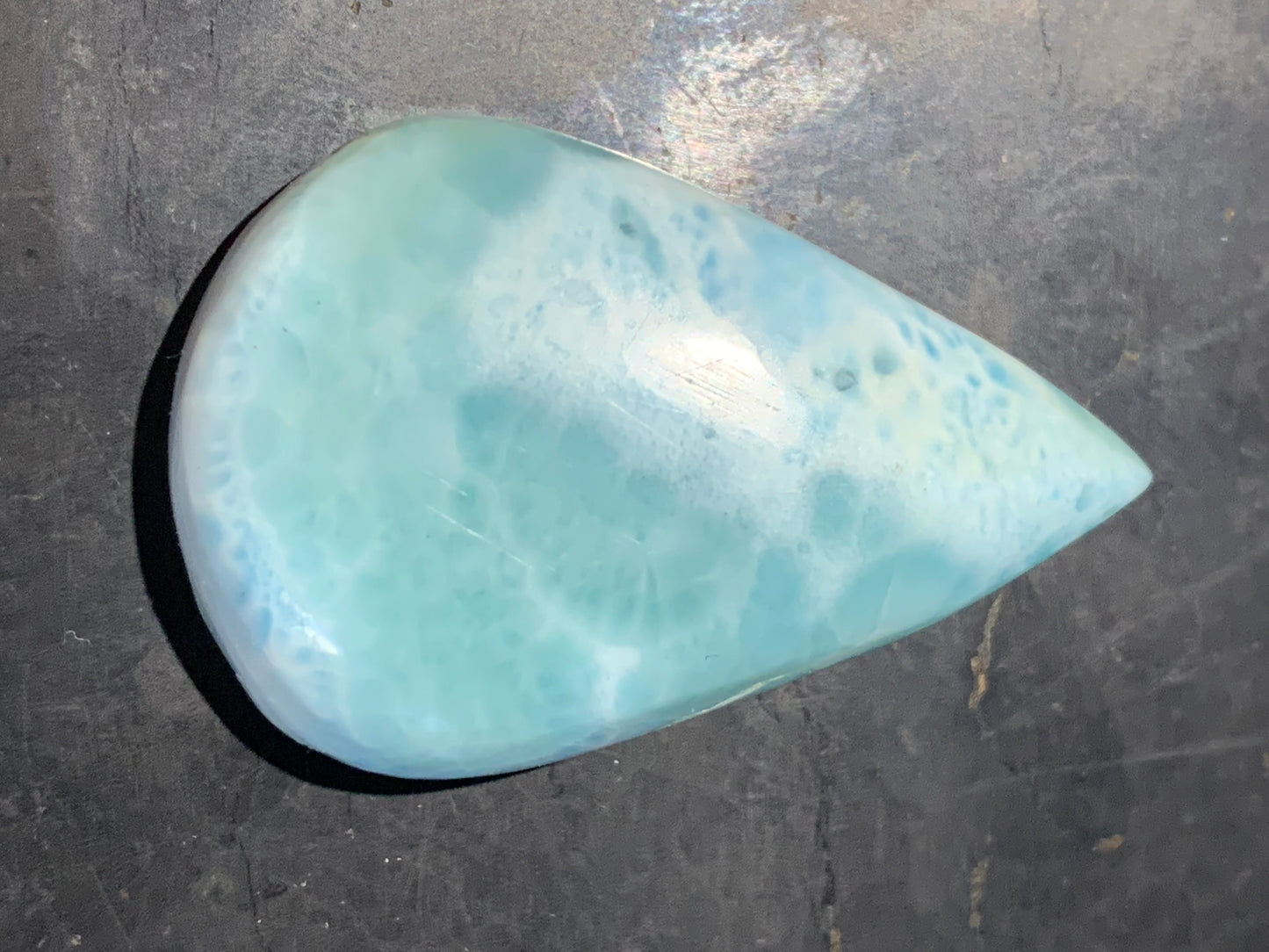 Larimar – Cabochon en forme de goutte de 36 × 24 × 9 mm - 11,2 gr. - Nuances naturelles magnifiques, parfait pour bijoux raffinés, collectionneur passionné ou exposition
