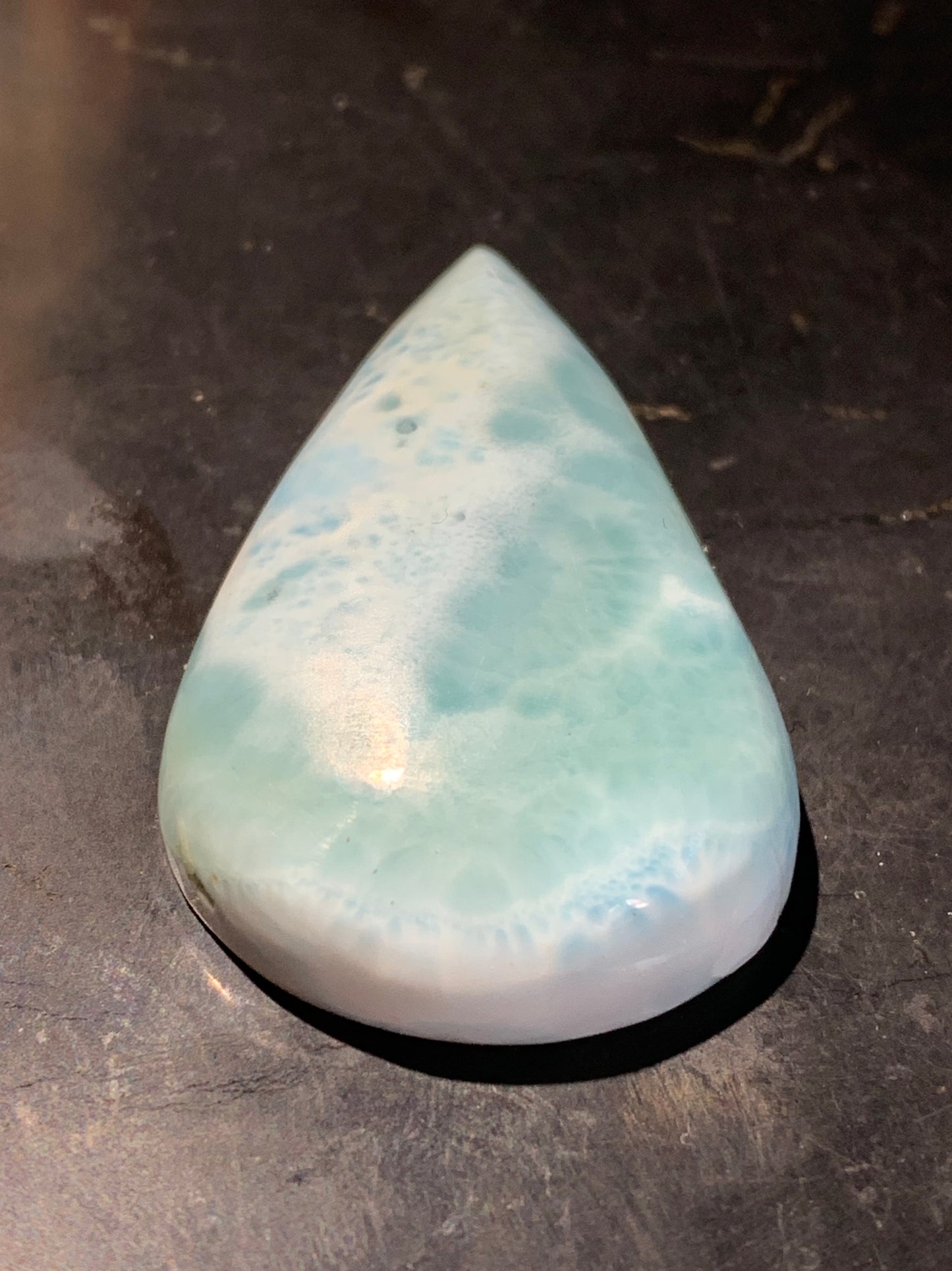 Larimar – Cabochon en forme de goutte de 36 × 24 × 9 mm - 11,2 gr. - Nuances naturelles magnifiques, parfait pour bijoux raffinés, collectionneur passionné ou exposition