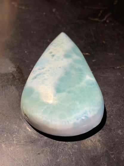Larimar – Cabochon en forme de goutte de 36 × 24 × 9 mm - 11,2 gr. - Nuances naturelles magnifiques, parfait pour bijoux raffinés, collectionneur passionné ou exposition