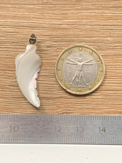 Nacre, pendentif en forme de plume, de 35 mm x11 x3. Vendu avec ou sans cordon noir et réglable de 60 cm !