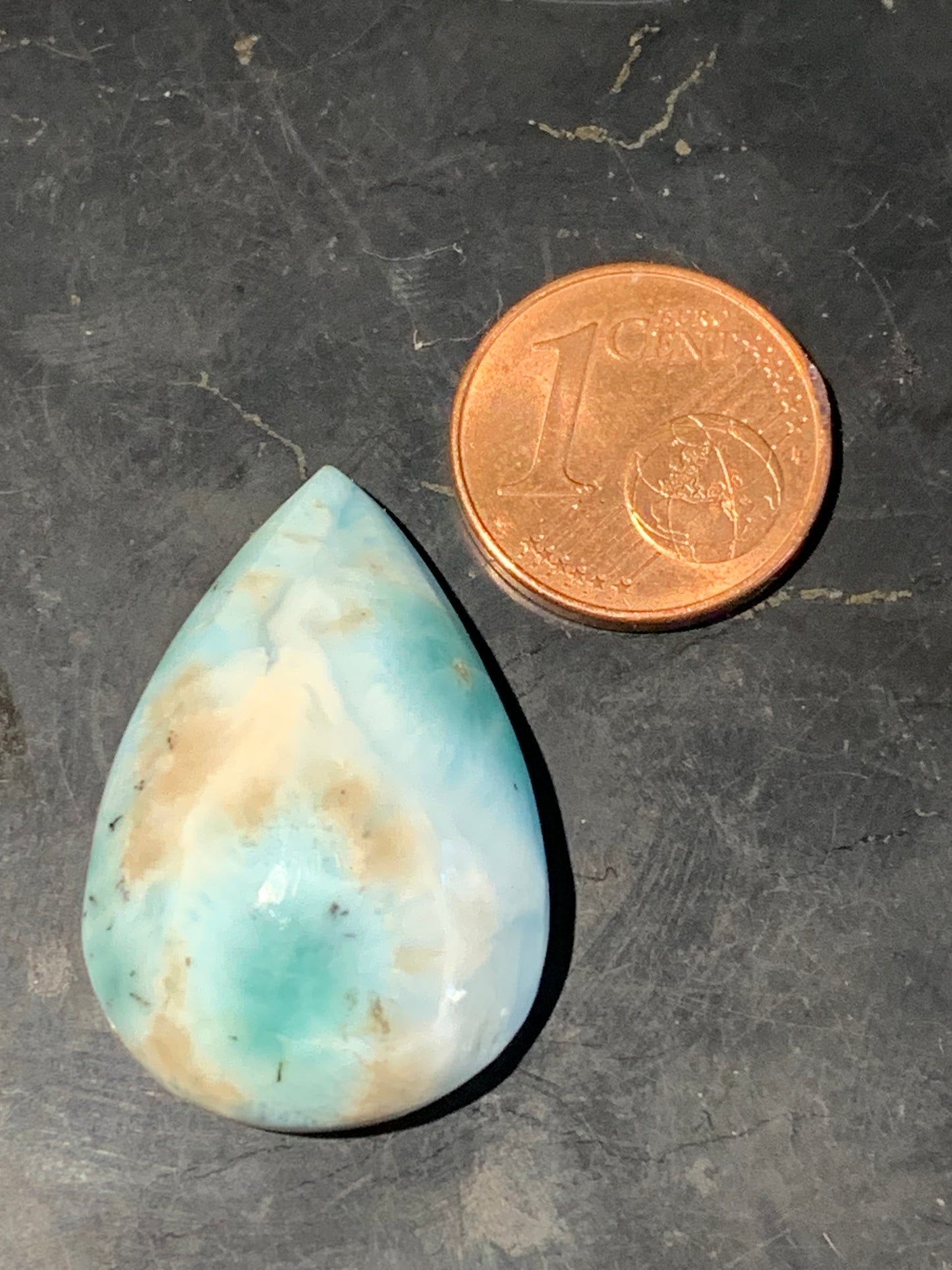 Larimar – Cabochon en forme de goutte de 28 × 19 × 8 mm - 6 gr. - Nuances naturelles magnifiques, parfait pour bijoux raffinés, collectionneur passionné ou exposition