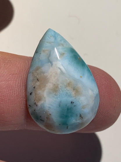 Larimar – Cabochon en forme de goutte de 28 × 19 × 8 mm - 6 gr. - Nuances naturelles magnifiques, parfait pour bijoux raffinés, collectionneur passionné ou exposition
