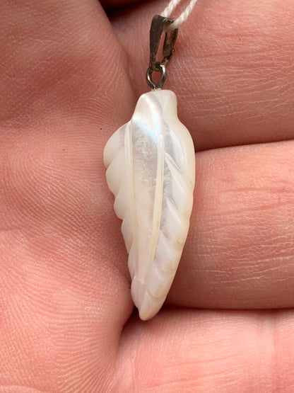 Nacre, pendentif en forme de plume, de 35 mm x11 x3. Vendu avec ou sans cordon noir et réglable de 60 cm !